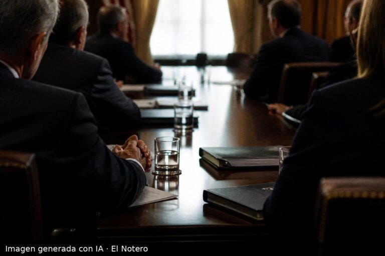 Reunión de negociación en una sala oficial, con delegados anónimos alrededor de una mesa y luz entrando por una ventana al fondo.