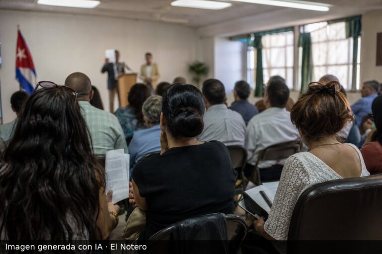 Sala comunitaria en Miami con personas sentadas de espaldas mientras se presenta un documento sobre una mesa al frente, en una escena de prensa sobria y documental.