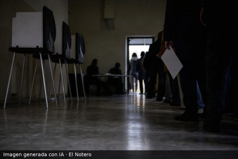 Interior de una mesa de votación casi vacía, con biombos, funcionarios y votantes anónimos en espera, en un clima de cierre electoral.