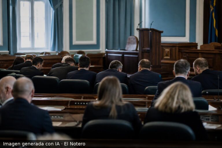 Vista desde el fondo de una cámara legislativa con varios senadores sentados y conversando en grupos, sin rostros visibles y con un atril vacío al frente.