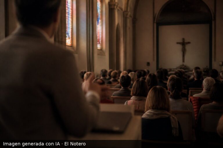 Interior de un salón religioso con un orador de espaldas en un atril y público desenfocado en primer plano.