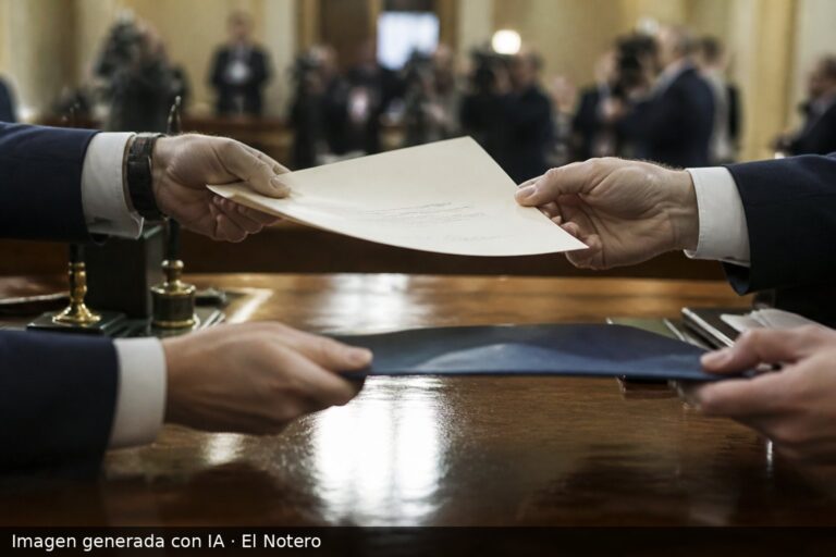 Primer plano de un escritorio oficial con manos anónimas intercambiando un decreto firmado y una carpeta, con una sala de gobierno desenfocada al fondo.