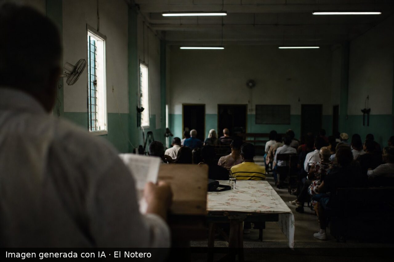Interior de una sala de reunión religiosa con fieles vistos de espaldas y una figura desenfocada junto a un atril, en una escena de prensa sobria y tensa.