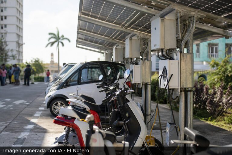 Una hilera de vehículos eléctricos pequeños junto a una estación de carga solar, con personas esperando al fondo y paneles solares visibles.
