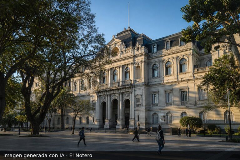 Vista exterior del Palacio Pizzurno, con la fachada del edificio institucional y personas borrosas cruzando al frente.