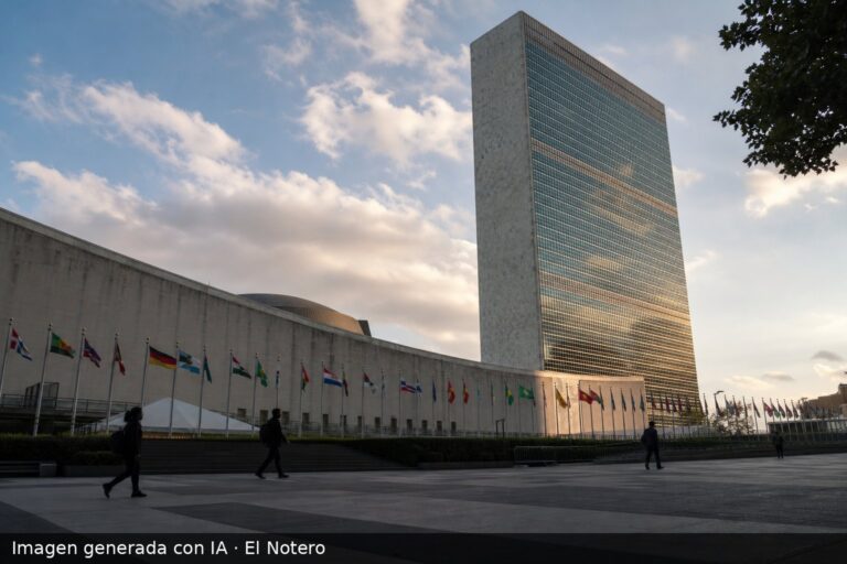 La sede de la ONU en Nueva York, con siluetas de personas cruzando la explanada al atardecer.