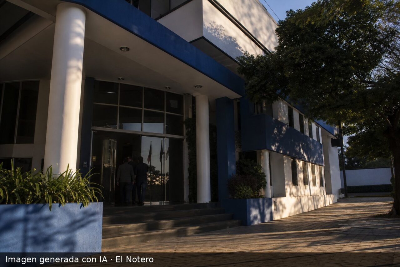 Fachada del edificio del PLRA en Asunción al atardecer, con algunas personas entrando y un clima sobrio de actividad política.