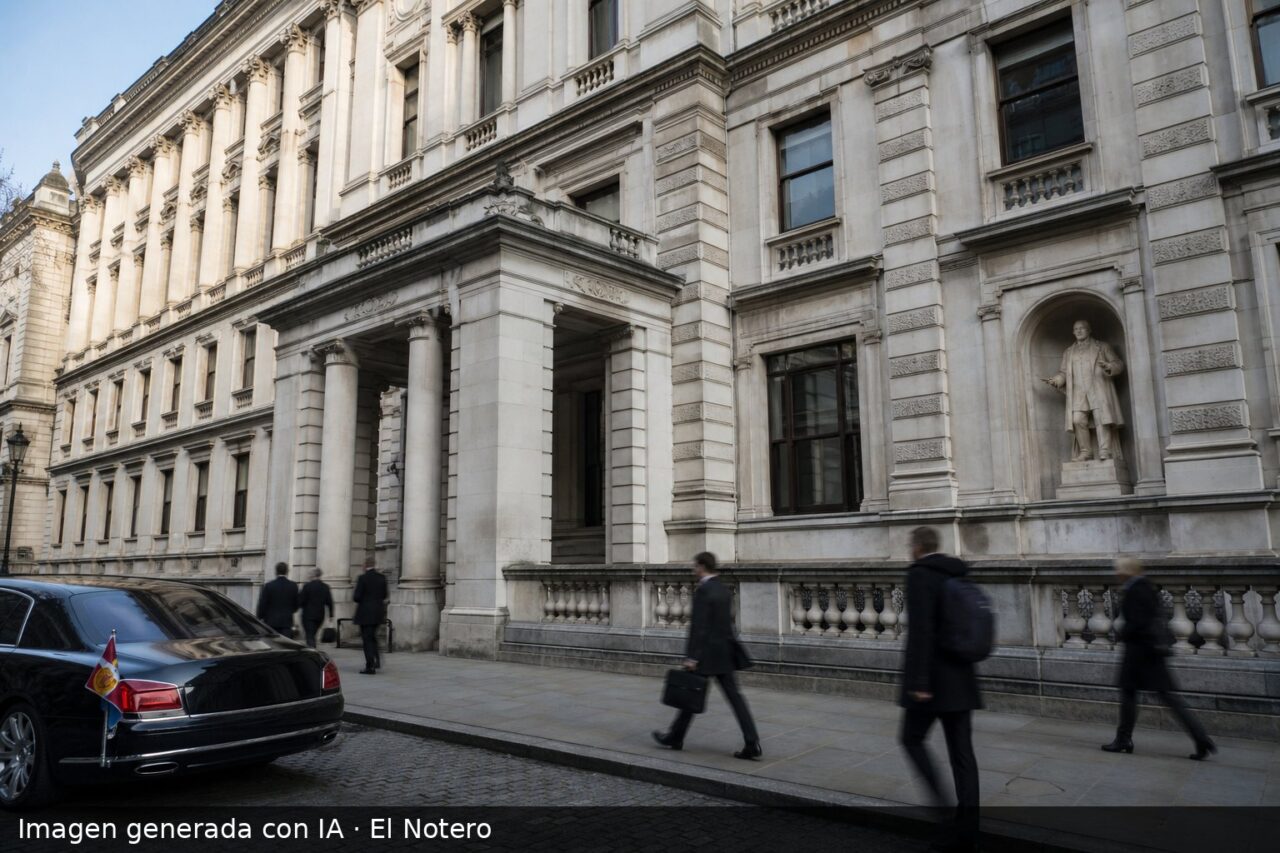Fachada de un edificio diplomático en Londres con transeúntes anónimos y un auto parcialmente visible, en una escena de prensa sobria.
