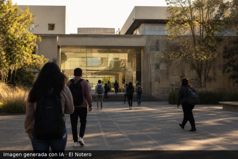 Fachada de una universidad pública mexicana con un patio tranquilo y algunas personas de espaldas cruzando el encuadre, bajo la luz de la tarde.