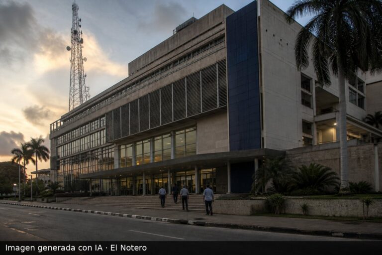 La fachada de un edificio estatal de radiodifusión en La Habana, vista desde la calle al atardecer, con pocas personas entrando y sin carteles legibles.